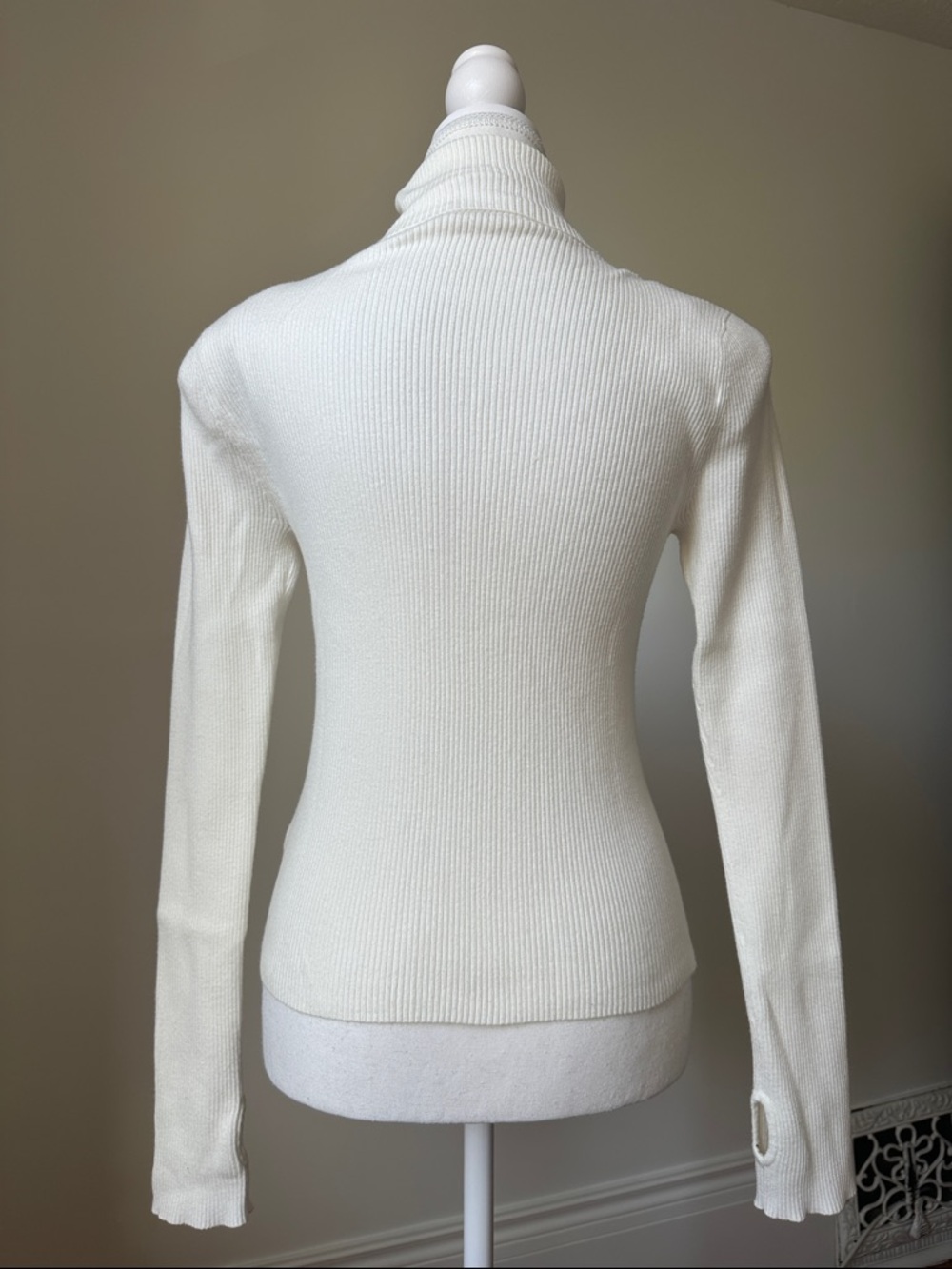 L'AGENCE Preppy Reeves Button Detail Shoulder Pad Turtleneck Sweater Size Medium - Picture 8 of 11